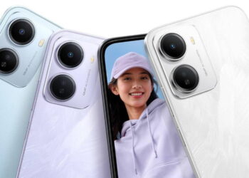 سه گوشی Redmi در رنگ‌های سفید، آبی و بنفش با ماژول دوربین دوگانه 50MP AI Camera که در کنار یک گوشی دیگر قرار گرفته‌اند؛ روی صفحه یک فرد با چهره نامشخص دیده می‌شود