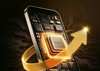 کلوزآپ گرافیکی از یک گوشی هوشمند با تراشه Android درخشان و فلش طلایی بزرگ که نماد افزایش کارایی و بهبود مدیریت حافظه است