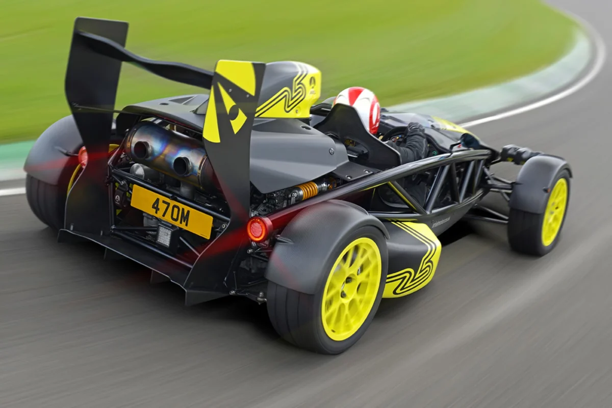 نمای عقب و در حال حرکت Ariel Atom 4RR با بال بزرگ عقب و اگزوز مرکزی در پیست.