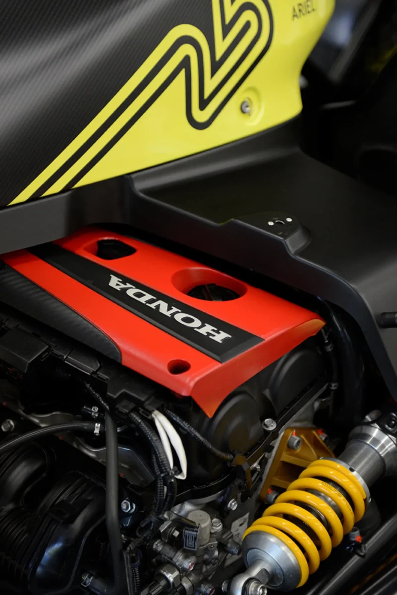 نمای نزدیک از موتور Honda K20C و سیستم تعلیق عقب نصب‌شده در Ariel Atom 4RR.