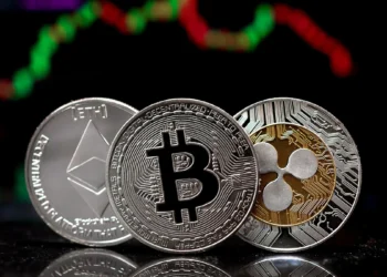 سبزپوش شدن تابلوی قیمت بیتکوین، اتریوم و ریپل