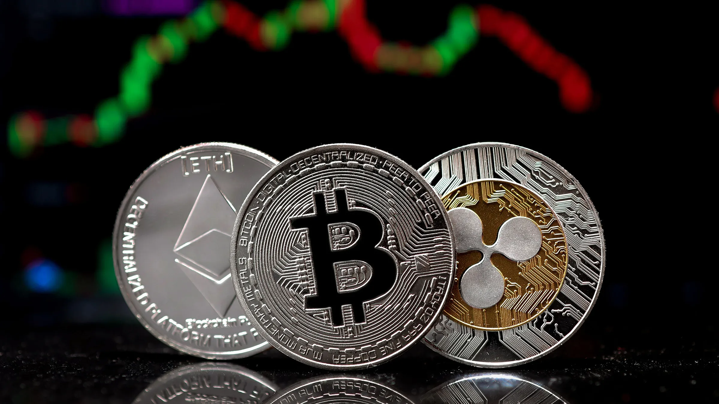 سبزپوش شدن تابلوی قیمت بیتکوین، اتریوم و ریپل