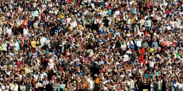 فزایش سریع جمعیت جهان فشار بیسابقهای بر منابع طبیعی وارد کرده و نگرانیها درباره پایداری آینده زمین را افزایش داده است.