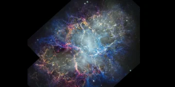 تصویر جدید تلسکوپ هابل از سحابی خرچنگ با ساختار گسترده، رشتههای گازی درخشان و جزئیات پیچیده پس از ۲۵ سال تغییر