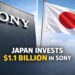 تصویر ترکیبی شامل نمای نزدیک ساختمان سونی با لوگوی بزرگ SONY روی دیوار تیره و پرچم ژاپن در حال اهتزاز در آسمان آبی. در پایین تصویر متن Japan Invests $1.1 Billion in Sony نمایش داده شده که به سرمایه‌گذاری ۱.۱ میلیارد دلاری ژاپن در سونی اشاره دارد