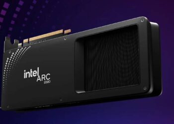 رندر سه‌بعدی از کارت گرافیک Intel ARC B580 با طراحی مشکی و فن جانبی بزرگ؛ کارت روی پس‌زمینه گرادیانی بنفش نمایش داده شده و لوگوی intel ARC روی بدنه دیده می‌شود؛ مناسب گیمینگ و پردازش‌های گرافیکی میان‌رده