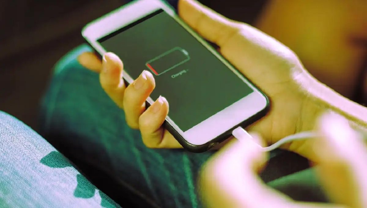 دستیارهای صوتی مانند دستیار صوتی Siri و Google Assistant بهطور مداوم در حال گوش دادن هستند و انرژی مصرف میکنند.