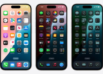 سه آیفون در کنار هم با نمایش صفحه هوم iOS که تفاوت حالت‌های نمایش رنگ و تم رابط کاربری را نشان می‌دهد؛ آیکون‌های استاندارد اپل مانند Messages، Photos، App Store و Settings روی نمایشگر دیده می‌شوند و طراحی ناچ داینامیک آیلند در بالای صفحه مشخص است
