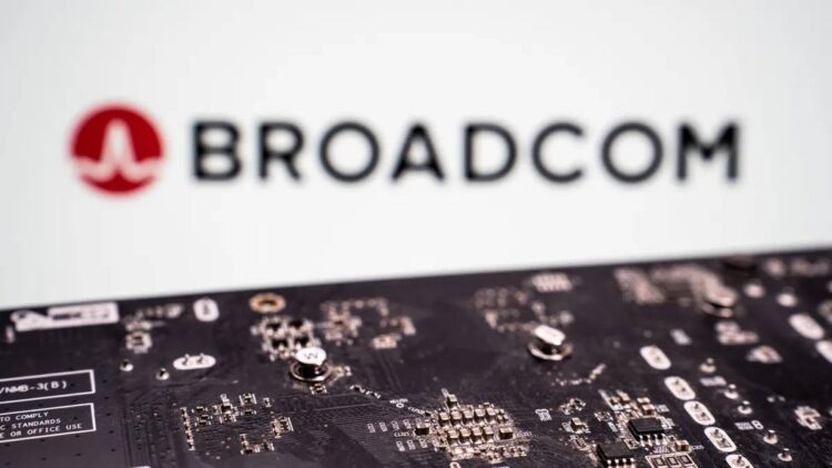برد مدار چاپی با قطعات الکترونیکی در نمای نزدیک که در جلوی تصویر قرار دارد و لوگو و نام Broadcom به&zwnj;صورت محو در پس&zwnj;زمینه دیده می&zwnj;شود؛ تصویری مرتبط با فناوری شبکه، چیپ&zwnj;ست&zwnj;ها و صنعت نیمه&zwnj;رسانا