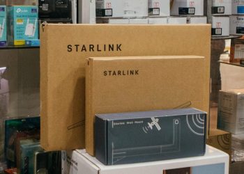 جعبه‌های بسته‌بندی Starlink شامل کیت اصلی و لوازم جانبی در یک فروشگاه تجهیزات شبکه و الکترونیک.