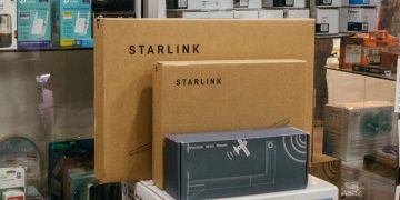 جعبه‌های بسته‌بندی Starlink شامل کیت اصلی و لوازم جانبی در یک فروشگاه تجهیزات شبکه و الکترونیک.