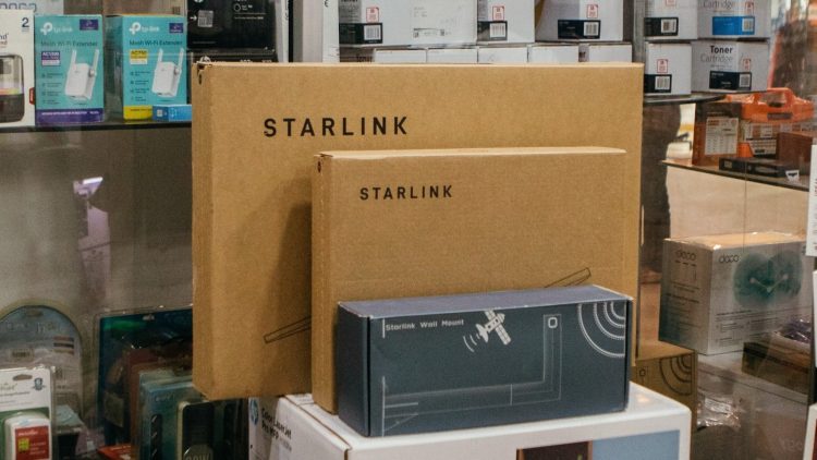 جعبههای بستهبندی Starlink شامل کیت اصلی و لوازم جانبی در یک فروشگاه تجهیزات شبکه و الکترونیک.