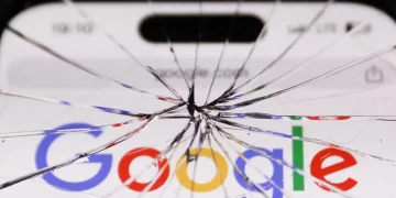 نمای نزدیک از صفحه‌نمایش گوشی هوشمند با لوگوی Google که شیشه آن از مرکز ترک خورده و شکستگی‌های شعاعی روی کل صفحه پخش شده‌اند