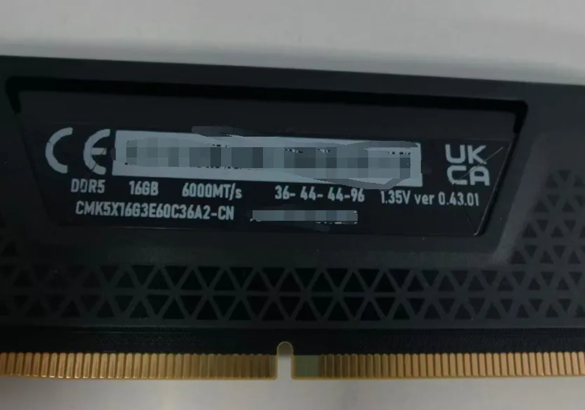 نمای نزدیک از برچسب مشخصات فنی رم DDR5 مدل Corsair با ظرفیت ۱۶ گیگابایت، سرعت 6000MT/s، تایمینگ CL36 و ولتاژ 1.35V، نمایش جزئیات سختافزاری برای ارتقای سیستم