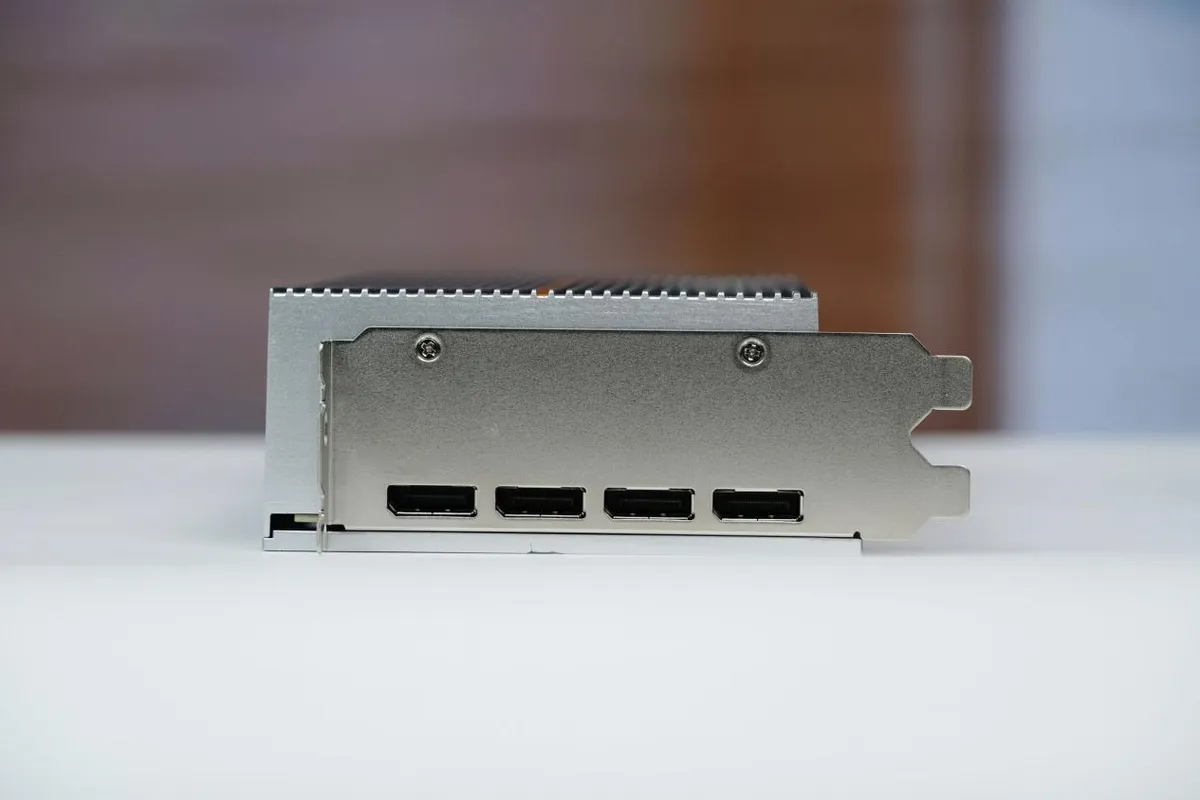 نمای پشتی کارت گرافیک Lisuan Tech LX 7G100 Founders Edition با چهار خروجی تصویر و بدنه فلزی نقرهای.