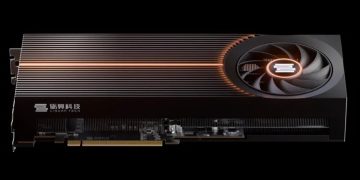 نمای جانبی کارت گرافیک حرفه‌ای Lisuan Tech با طراحی مشکی مات، فن خنک‌کننده با نورپردازی ملایم نارنجی و هیت‌سینک آلومینیومی برای دفع حرارت.