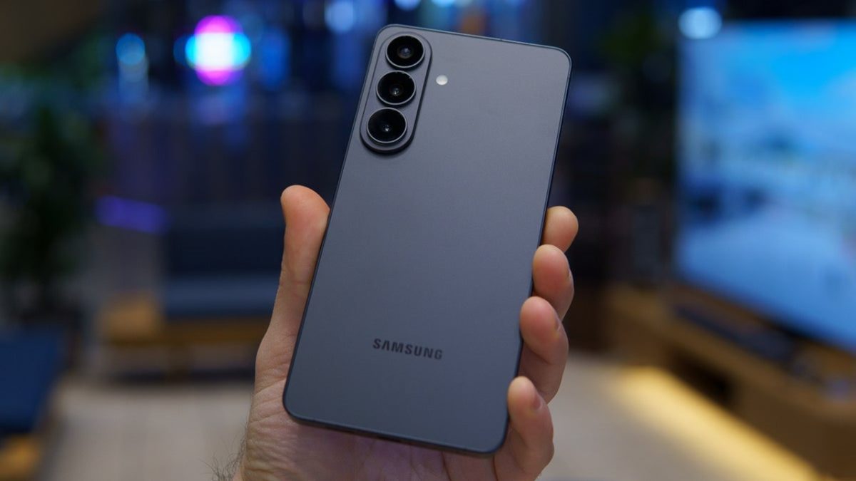 در بررسی Galaxy S26 رابط کاربری One UI 8.5 مبتنی بر Android 16 یکی از مهمترین نقاط قوت دستگاه است.