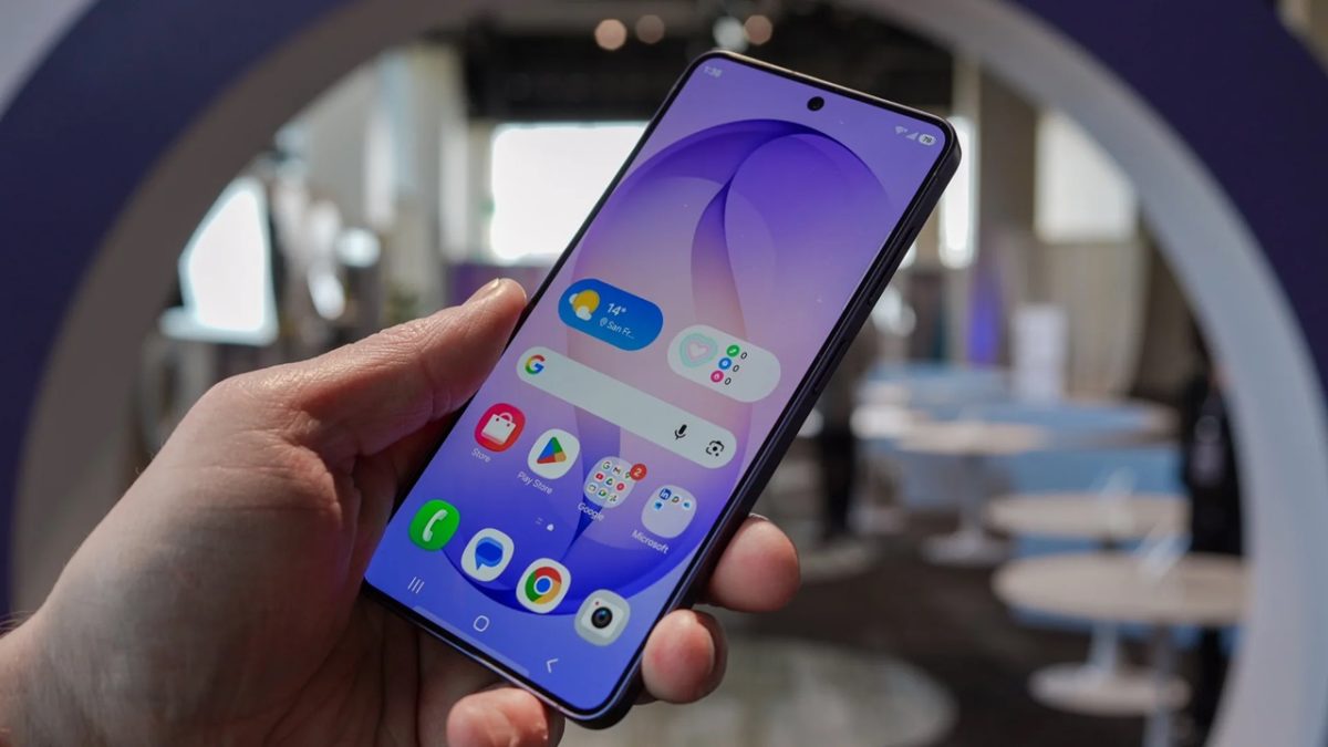 در بررسی Galaxy S26 از نظر نمایشگر با پنل ۶.۳ اینچی Dynamic LTPO AMOLED 2X روبهرو هستیم که رزولوشن 2340×1080 پیکسل و نرخ نوسازی تطبیقی ۱ تا ۱۲۰ هرتز را ارائه میدهد.