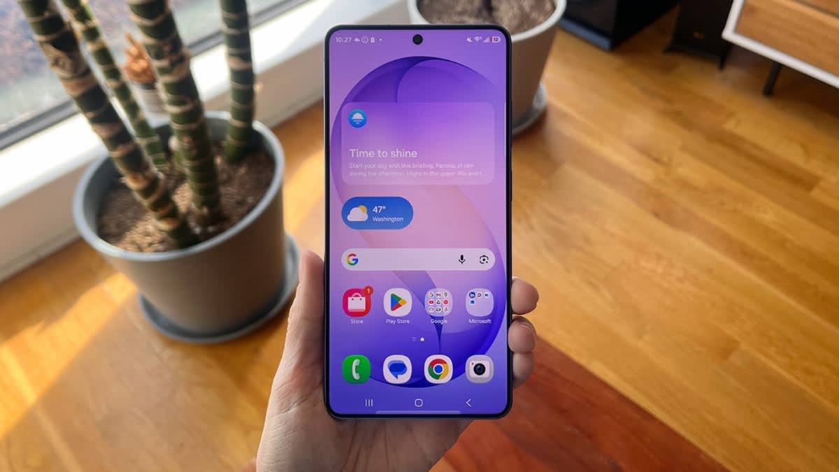 در بررسی Galaxy S26 بسته به منطقه، دستگاه با Snapdragon 8 Elite Gen 5 یا Exynos 2600 عرضه میشود.