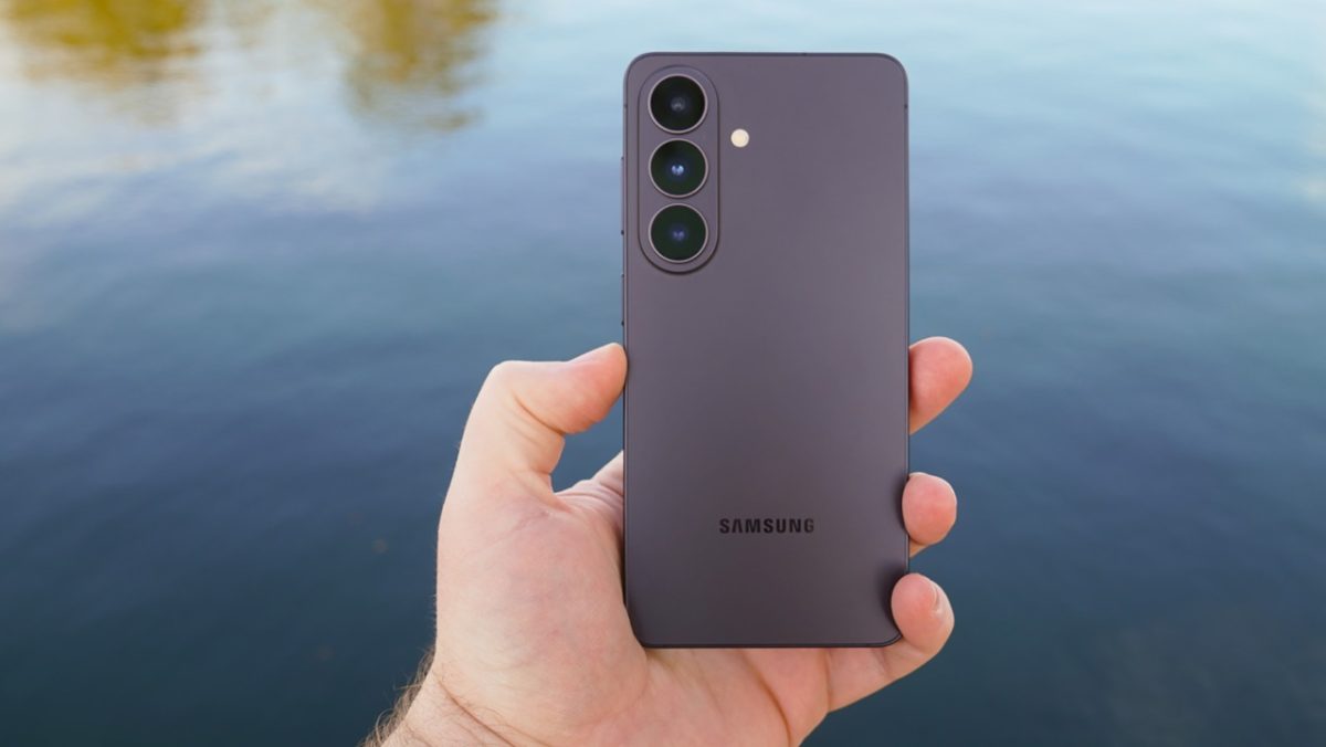 در بررسی Galaxy S26 از نظر طراحی، سامسونگ زبان طراحی مینیمال نسل قبل را حفظ کرده اما جزئیات بدنه را بهبود داده است.