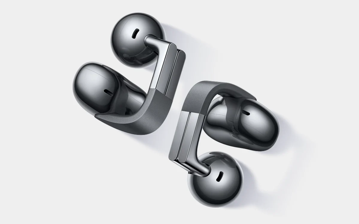 دو ایرباد کلیپسی بی‌سیم آنر با طراحی فلزی خاکستری و فرم باز، روی پس‌زمینه سفید به‌صورت معلق نمایش داده شده‌اند.