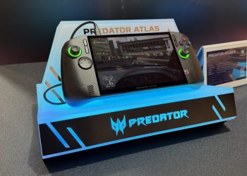 کنسول دستی گیمینگ Acer Predator Atlas 8 روی استند نمایشگاهی با نور آبی، با نمایش یک بازی مسابقه‌ای روی صفحه و دکمه‌ها و جوی‌استیک‌های دو طرف