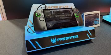 کنسول دستی گیمینگ Acer Predator Atlas 8 روی استند نمایشگاهی با نور آبی، با نمایش یک بازی مسابقهای روی صفحه و دکمهها و جویاستیکهای دو طرف