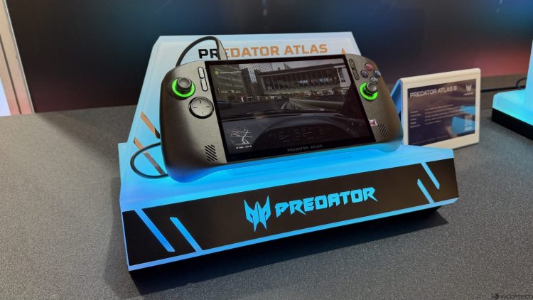 کنسول دستی گیمینگ Acer Predator Atlas 8 روی استند نمایشگاهی با نور آبی، با نمایش یک بازی مسابقه‌ای روی صفحه و دکمه‌ها و جوی‌استیک‌های دو طرف