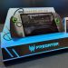 کنسول دستی گیمینگ Acer Predator Atlas 8 روی استند نمایشگاهی با نور آبی، با نمایش یک بازی مسابقه‌ای روی صفحه و دکمه‌ها و جوی‌استیک‌های دو طرف