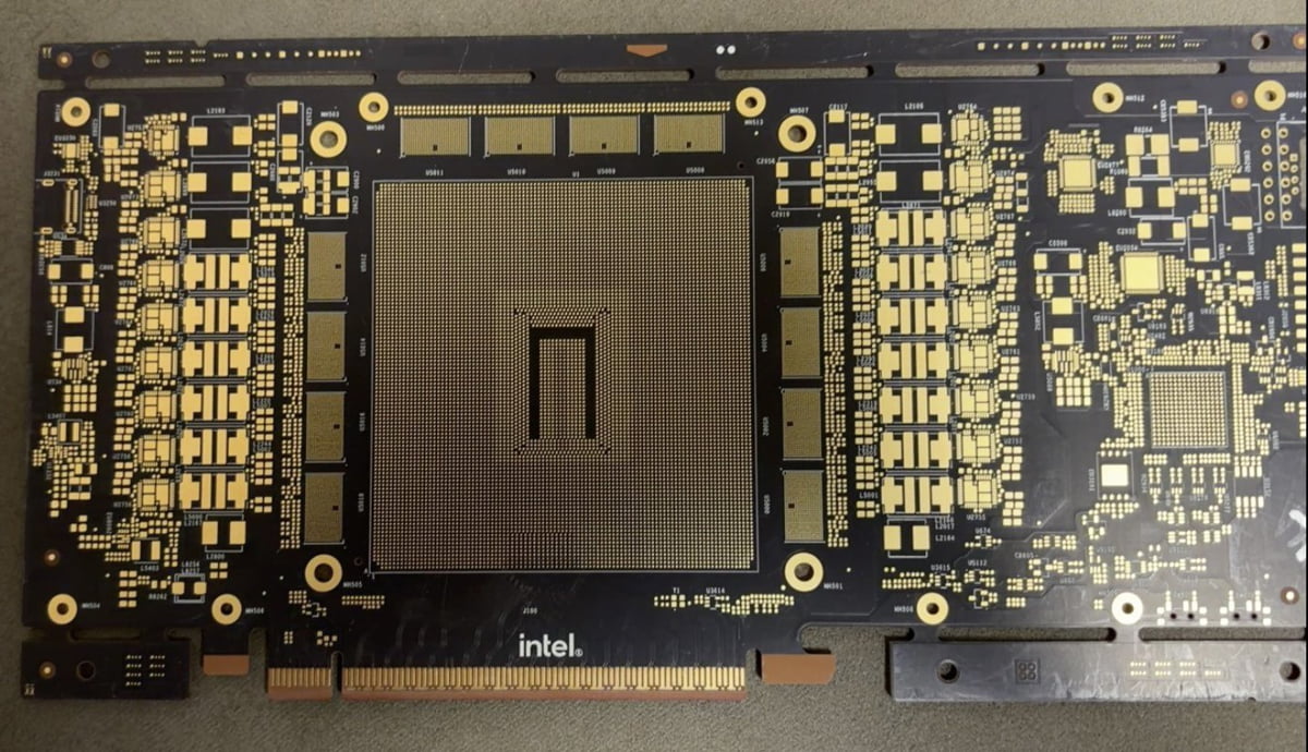 برد مدار چاپی (PCB) شتاب‌دهنده PCIe Intel Crescent Island؛ نمایش چیدمان پردازنده‌ها، حافظه و اتصالات کلیدی با وضوح بالا.