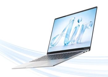 نمای زاویه‌دار از لپ‌تاپ نقره‌ای رنگ Lenovo Lecoo Air 14 با صفحه‌نمایش روشن و افکت هنری انتزاعی به شکل کلمه Air در پس‌زمینه