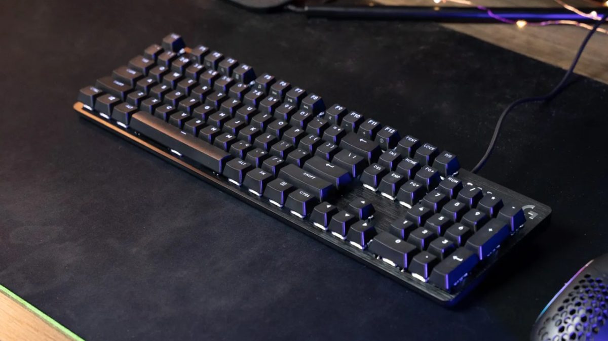Logitech G413 یکی از محبوب‌ترین محصولات میان‌رده لاجیتک است که با بدنه آلومینیومی و طراحی مینیمال عرضه می‌شود.