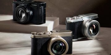سه دوربین کامپکت Lumix با طراحی فلزی و لنز Leica روی سطوح پله‌ای در نورپردازی استودیویی.