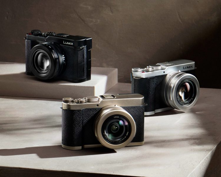 سه دوربین کامپکت Lumix با طراحی فلزی و لنز Leica روی سطوح پله‌ای در نورپردازی استودیویی.