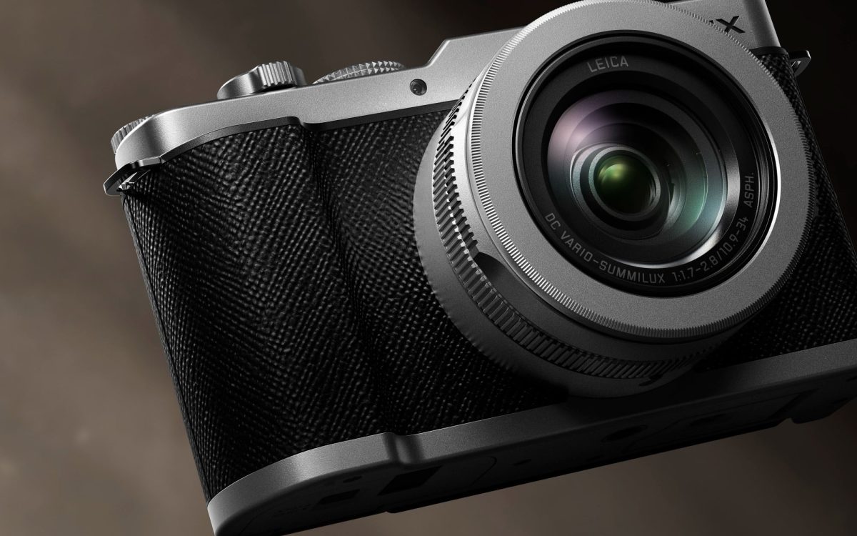 نمای نزدیک از لنز Leica روی دوربین Lumix با بدنه فلزی و روکش بافت‌دار.