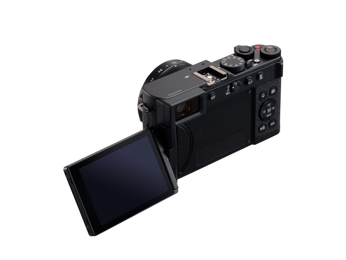 دوربین کامپکت Lumix با بدنه مشکی و نمایشگر تاشوی بازشده، در نمای پشتی و جانبی روی پس‌زمینه سفید.