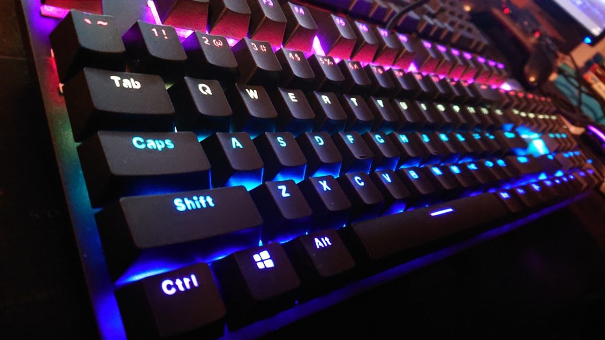 Rapoo V500 PRO RGB یکی از شناخته‌شده‌ترین مدل‌های میان‌رده بازار است که طراحی ساده اما حرفه‌ای دارد.