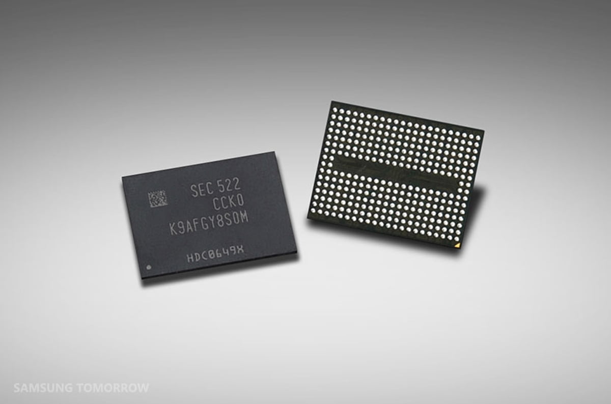 نمای نزدیک دو تراشه حافظه  V-NAND سامسونگ روی پس‌زمینه خاکستری، یکی با نوشته SEC 522 CCKO K9AFGY8S0M و دیگری با پایه‌های اتصال در پشت