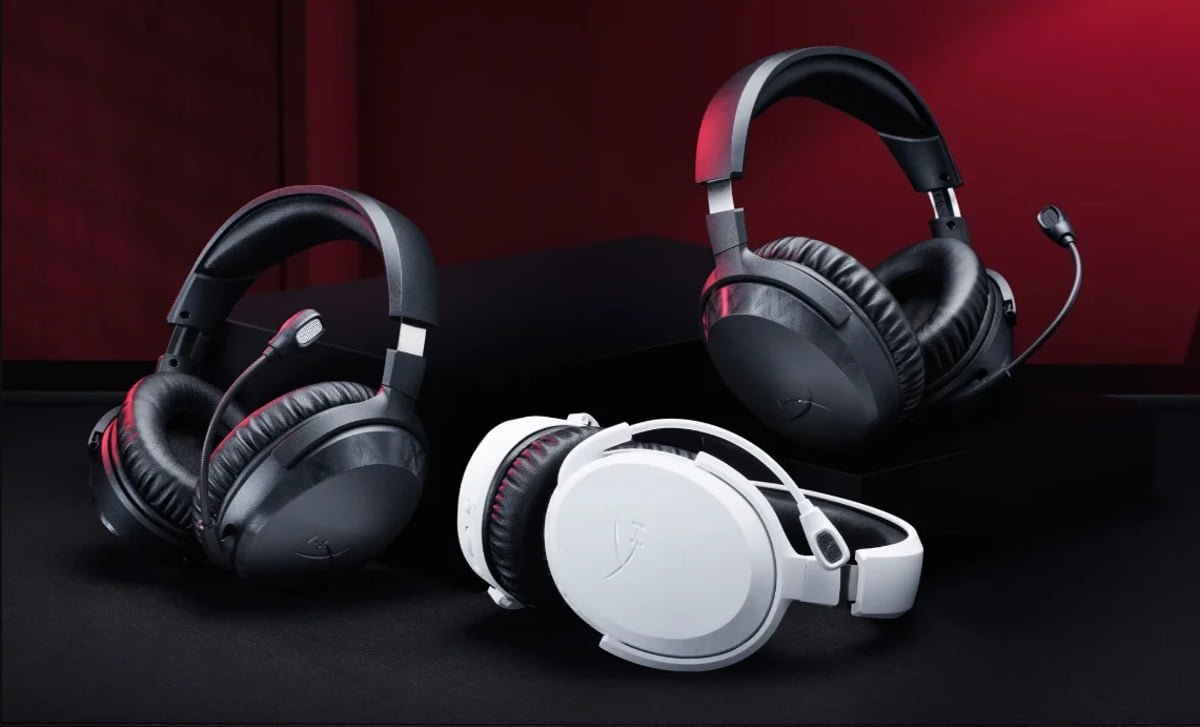 سه هدست گیمینگ HyperX با میکروفون بوم در رنگهای مشکی و سفید روی پسزمینه قرمز، نمایش طراحی ارگونومیک و بالشتکهای بزرگ برای بازی.