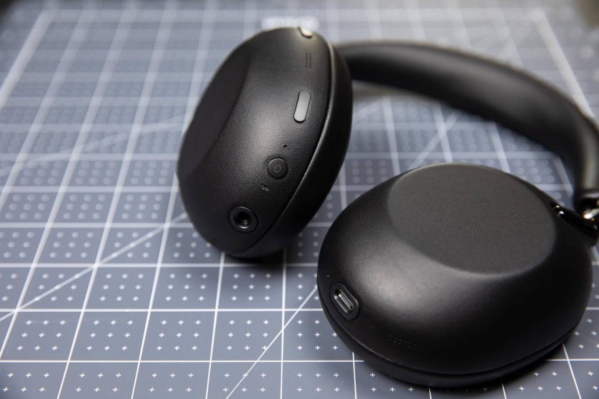 نمایی از جلو و پشت یک گوشی هدفون مشکی سونی، با جزئیات دکمه‌ها و پورت USB-C.