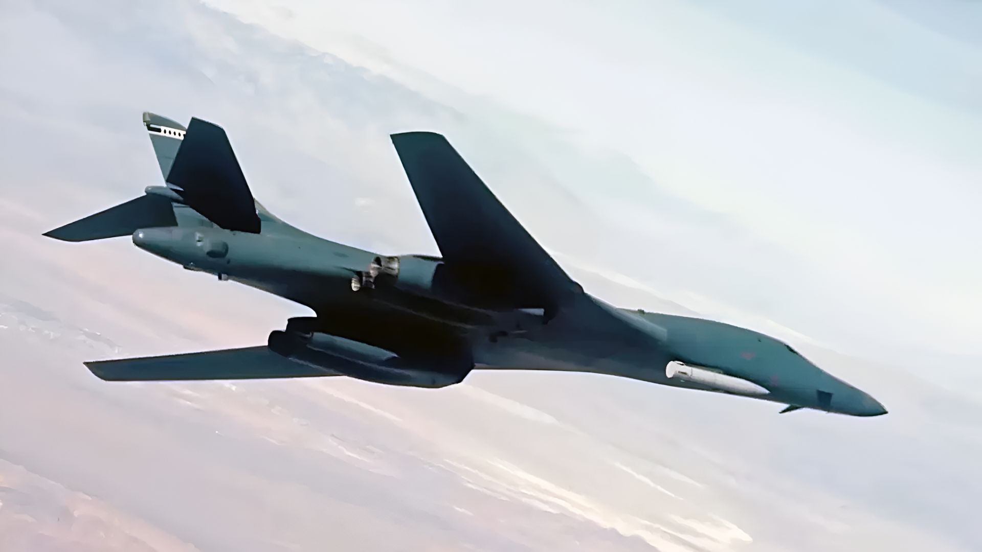 انتشار تصاویر جدید از بمبافکن B-1B Lancer