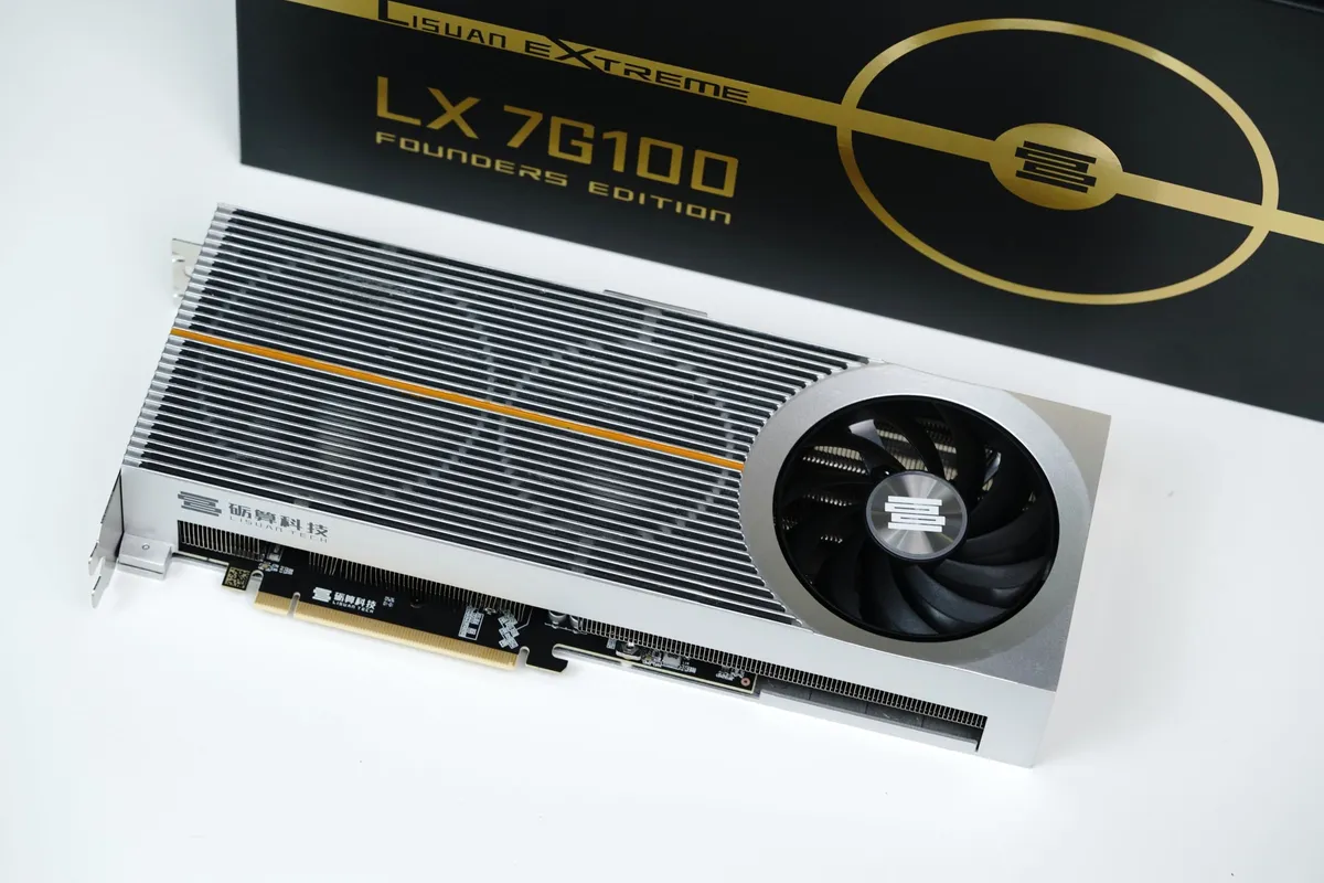 کارت گرافیک Lisuan Tech LX 7G100 Founders Edition در کنار جعبه محصول مشکی و طلایی، با طراحی شیارهای خنککننده و یک فن بزرگ در انتهای بدنه.