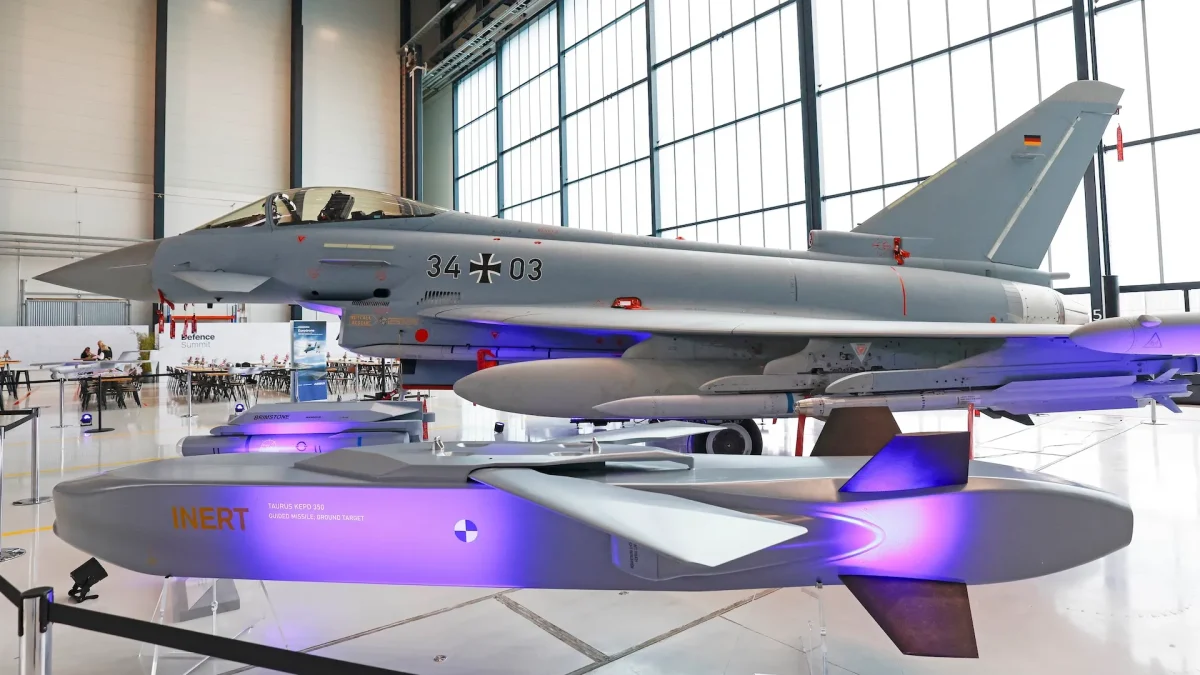 جنگنده یوروفایتر ترانش ۴ نیروی هوایی آلمان در جریان رویداد Airbus Defence Summit در مانشینگ به نمایش درآمد؛ این نسخه به رادار پیشرفته AESA و سامانههای دیجیتال جدید مجهز شده است.