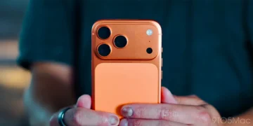 گوشی iPhone 17 Pro در رنگ نارنجی با ماژول دوربین بزرگ مستطیلی و سه لنز در گوشه بالا، روی پسزمینهای ساده و روشن.