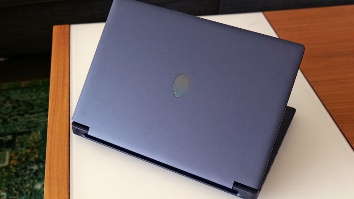 پشت لپ‌تاپ Alienware با لوگوی بیضوی برند روی کاور