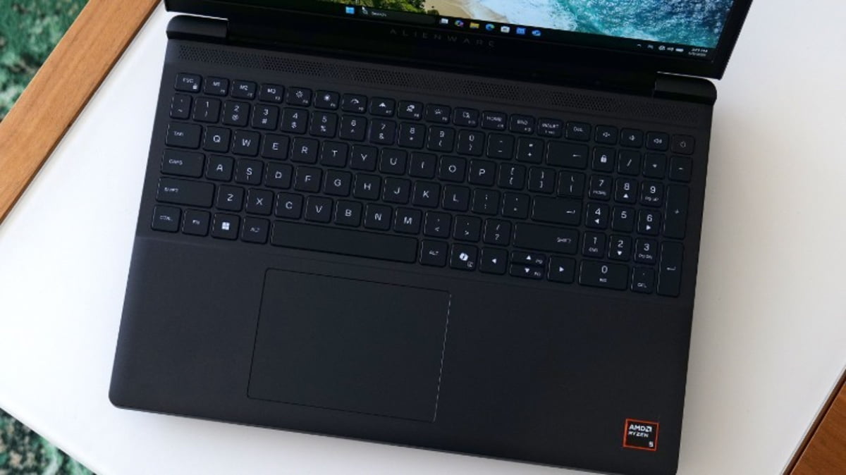 نمای نزدیک از کیبورد لپ‌تاپ Alienware با نامپد کامل و برچسب AMD Ryzen