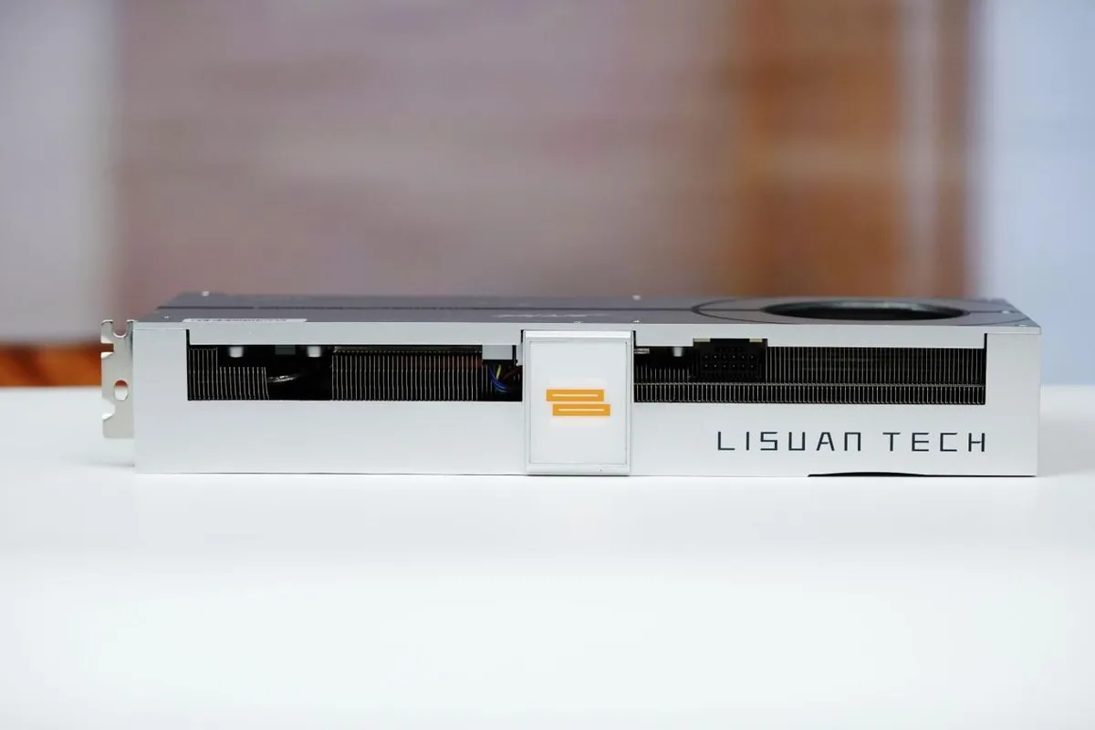 نمای جانبی کارت گرافیک Lisuan Tech LX 7G100 Founders Edition با بدنه نقرهای، فن خنککننده بزرگ و لوگوی شرکت روی پنل کناری.