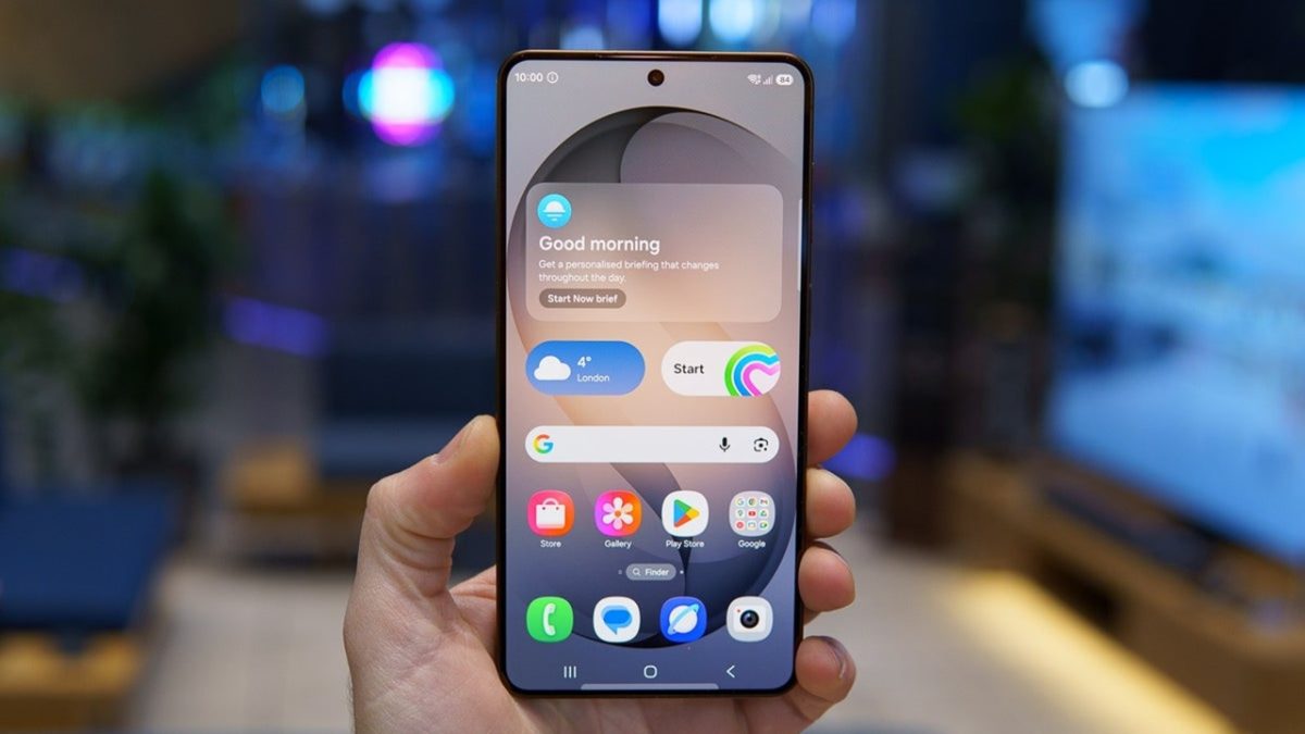 سامسونگ از پنل ۶.۷ اینچی Dynamic LTPO AMOLED 2X در این مدل استفاده کرده که رزولوشن 1440×3120 پیکسل و تراکم ۵۱۶ پیکسل بر اینچ را ارائه می‌دهد. 