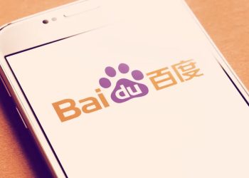 لوگوی Baidu روی صفحه نمایش یک گوشی هوشمند، نماد برند موتور جستوجو و فناوری چینی بایدو.