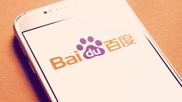لوگوی Baidu روی صفحه نمایش یک گوشی هوشمند، نماد برند موتور جست‌وجو و فناوری چینی بایدو.